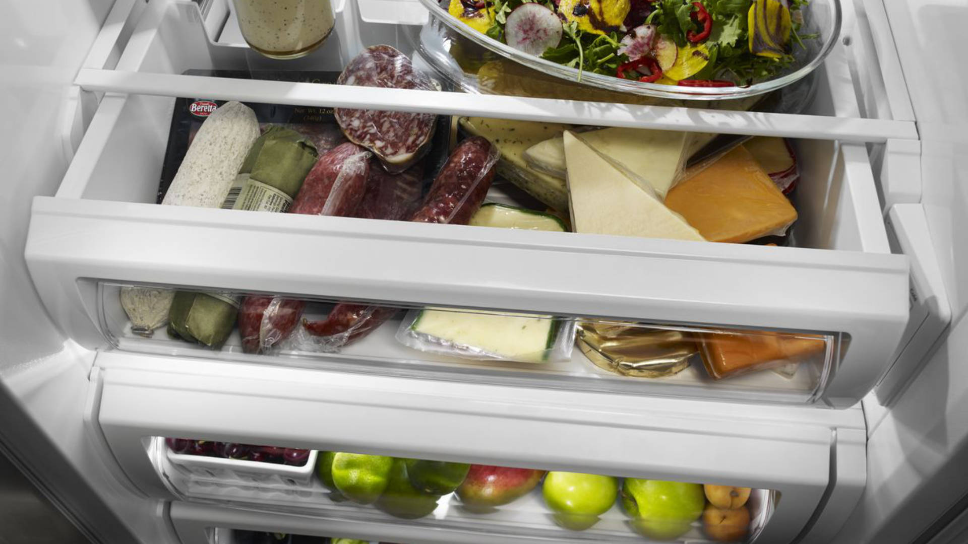 Почему течет холодильник и как устранить проблему