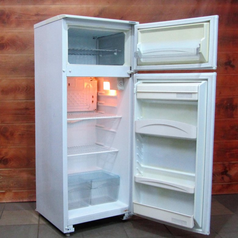 Холодильники 2000 год. Холодильник Атлант 2005 года двухкамерный. Холодильник Атлант двухкамерный 2005 года выпуска. Атлант холодильник двухкамерный 2000. Холодильник Атлант 175 см двухкамерный.